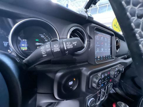 Used 2022 Jeep Wrangler Unlimited Sahara w/ Cold Weather Group AWD/4WD image 19