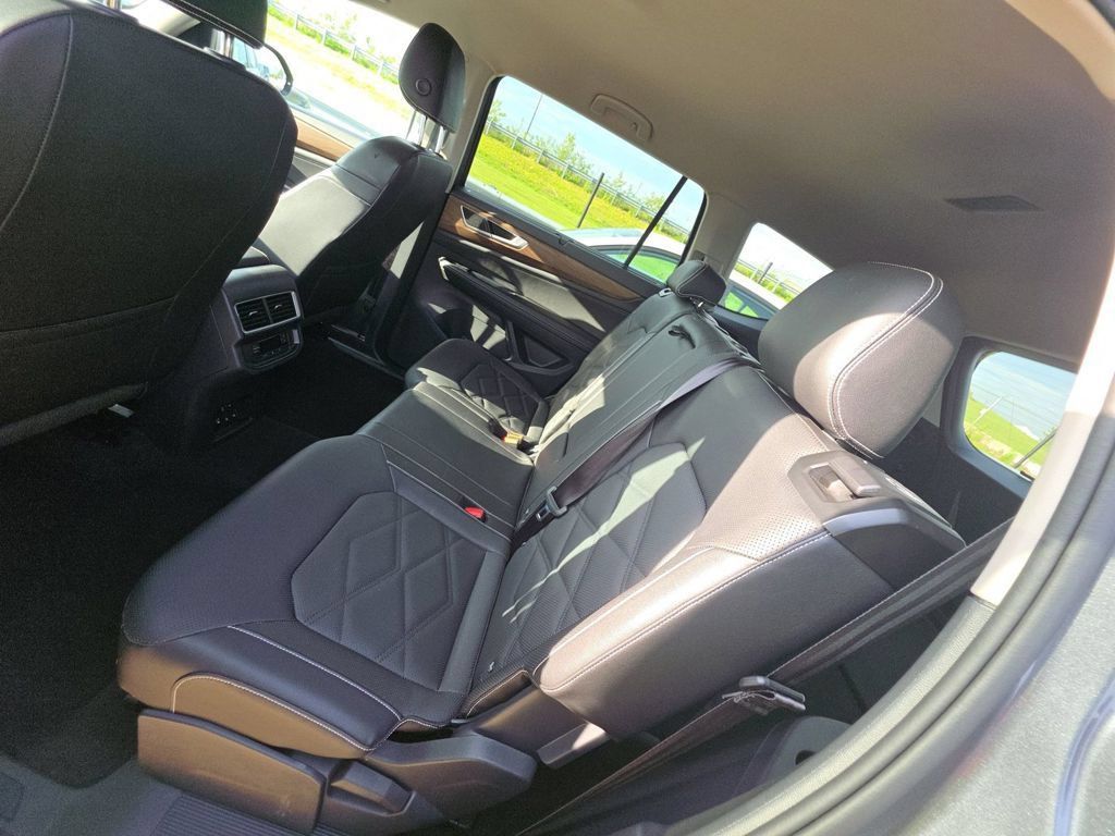 Used 2025 Volkswagen Atlas SE AWD/4WD image 6