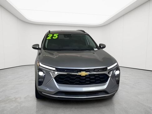 Used 2025 Chevrolet Trax LT FWD image 6