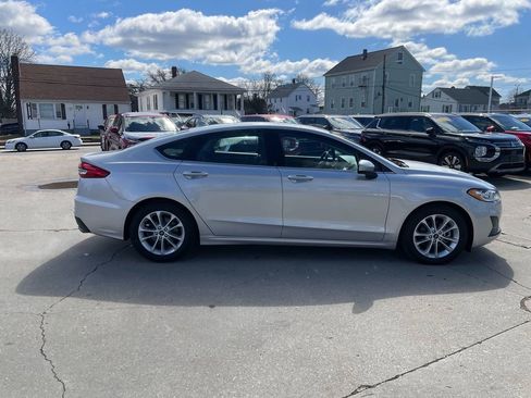 Used 2019 Ford Fusion SE image 4