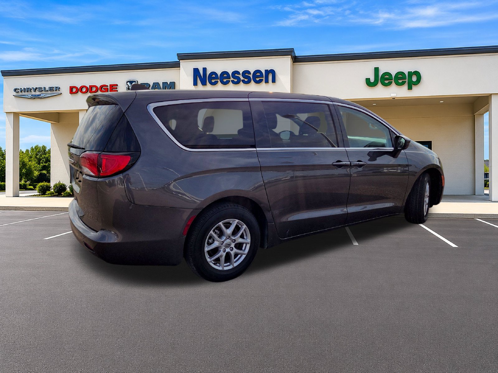 Used 2023 Chrysler Voyager LX FWD image 7