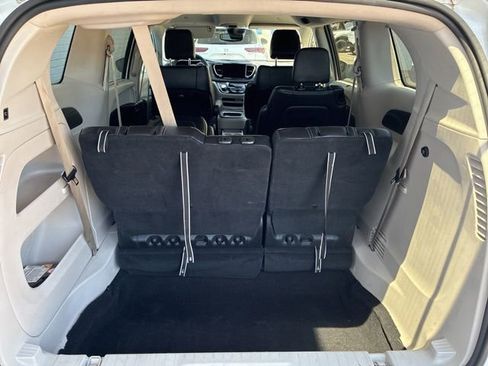 Used 2023 Chrysler Pacifica Touring-L FWD image 26