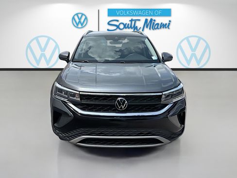 Used 2023 Volkswagen Taos SE FWD image 2