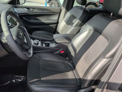 New 2025 Jeep Grand Cherokee L Laredo image 11