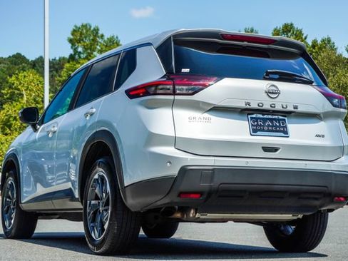 Used 2025 Nissan Rogue SV AWD/4WD image 11