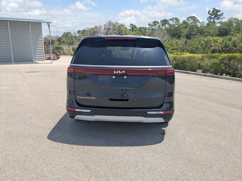 Used 2022 Kia Carnival LX FWD image 6