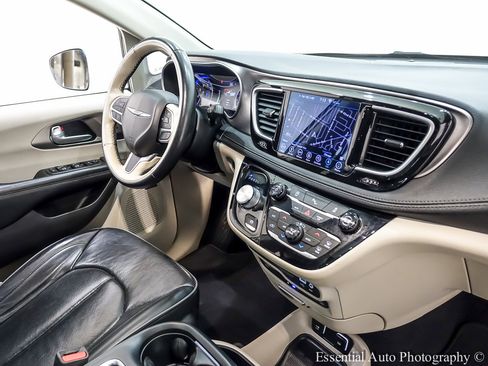 Used 2018 Chrysler Pacifica Limited image 34