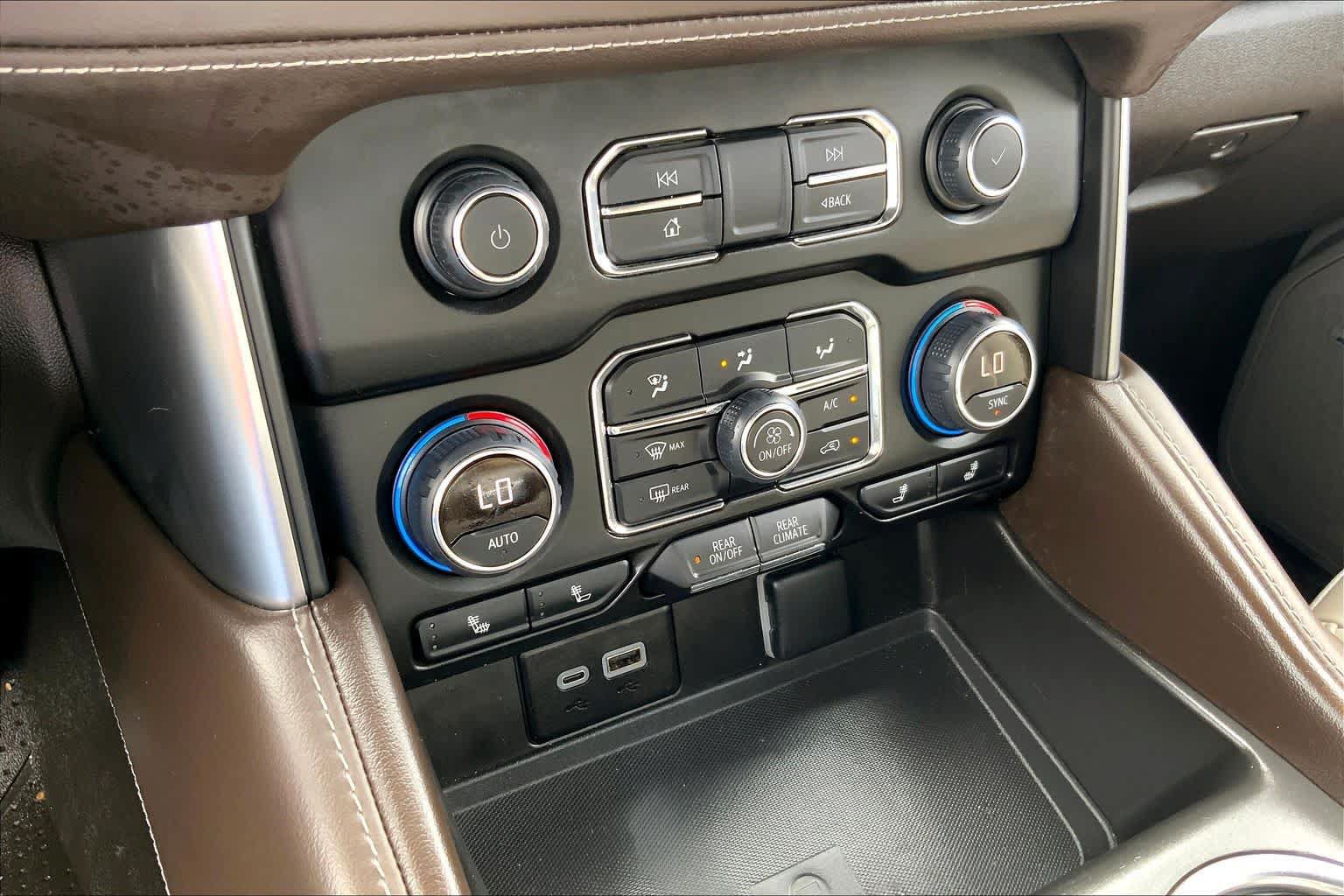 Used 2024 Chevrolet Tahoe Z71 w/ Luxury Package AWD/4WD image 33
