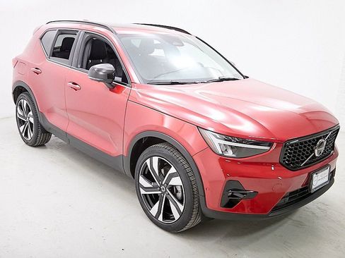 Certified 2023 Volvo XC40 B5 Plus w/ Driver Assist Package image 4