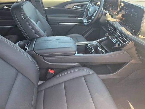 Used 2025 Chevrolet Traverse LT FWD image 18