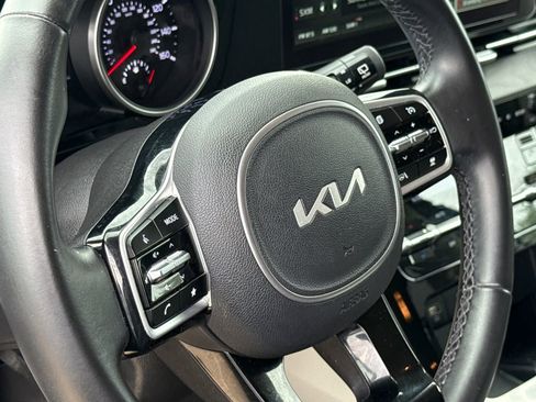 Used 2022 Kia Carnival EX FWD image 29
