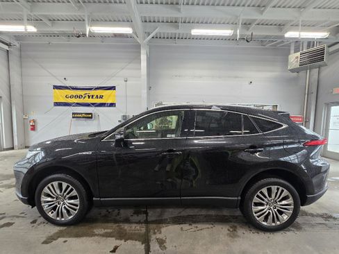 Used 2021 Toyota Venza XLE w/ Softex Package image 6
