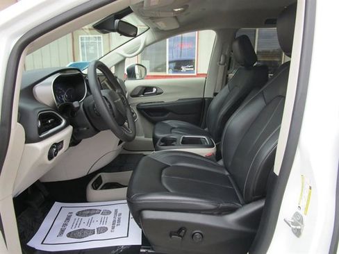 Used 2023 Chrysler Pacifica Touring-L FWD image 12