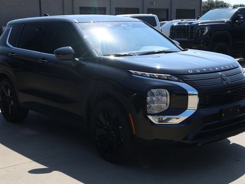 Used 2026 Mitsubishi Outlander LE FWD image 3