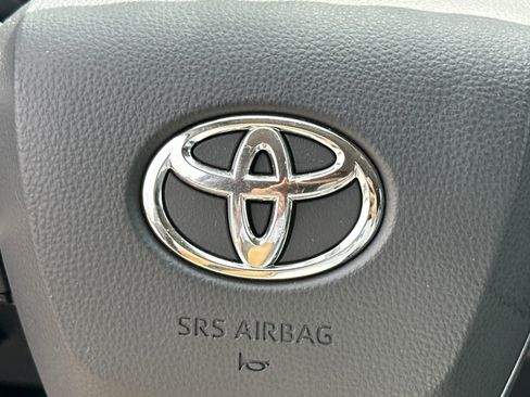Used 2021 Toyota Highlander L FWD image 23