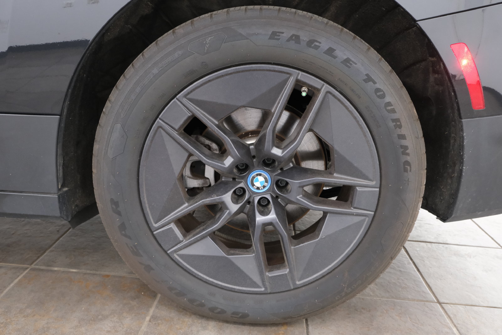 Used 2024 BMW iX xDrive50 w/ Premium Package AWD/4WD image 35