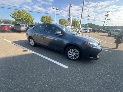 Used 2018 Toyota Corolla LE FWD image 14
