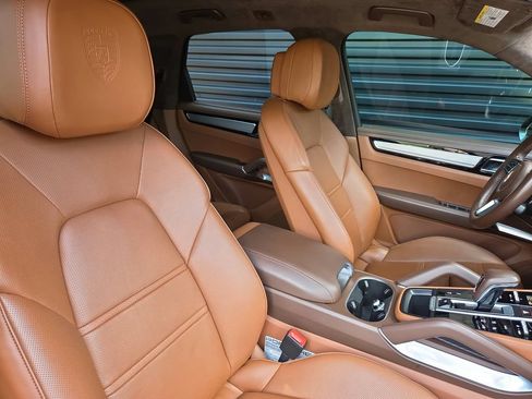 Certified 2023 Porsche Cayenne Turbo AWD/4WD image 19