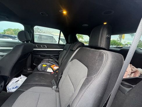 Used 2017 Ford Explorer XLT FWD image 7