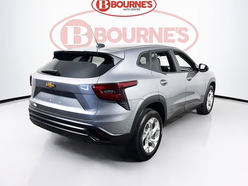 Used 2024 Chevrolet Trax LS w/ LS Convenience Package FWD image 10