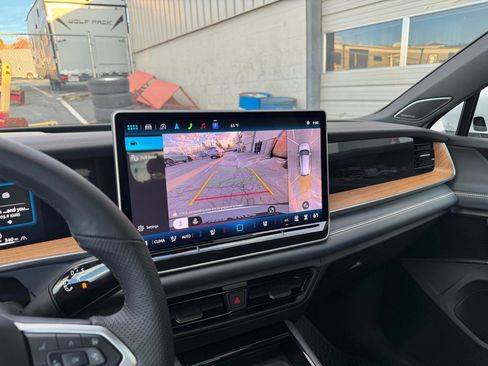 Used 2025 Volkswagen Tiguan SEL R-Line image 8