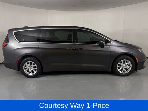 Used 2022 Chrysler Voyager LX FWD image 12
