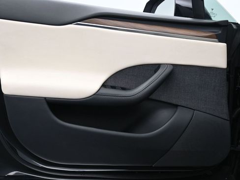 Used 2021 Tesla Model S Plaid image 9