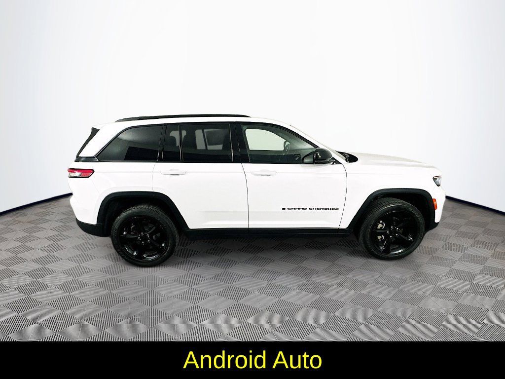 Used 2023 Jeep Grand Cherokee Altitude AWD/4WD image 11