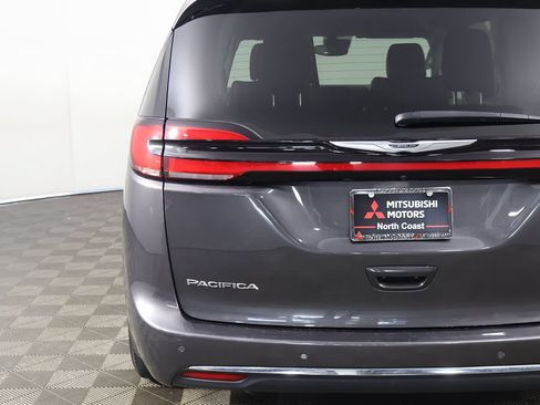 Used 2023 Chrysler Pacifica Touring-L FWD image 15