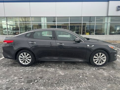 Used 2017 Kia Optima EX w/ Premium Package image 2