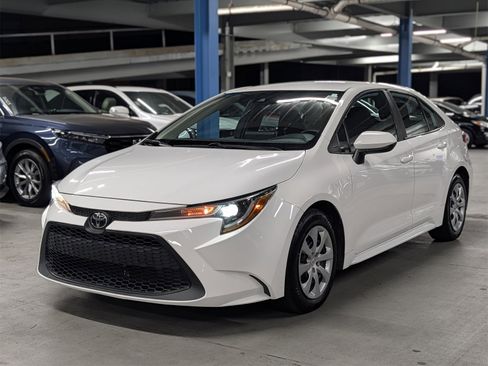 Used 2021 Toyota Corolla LE image 3