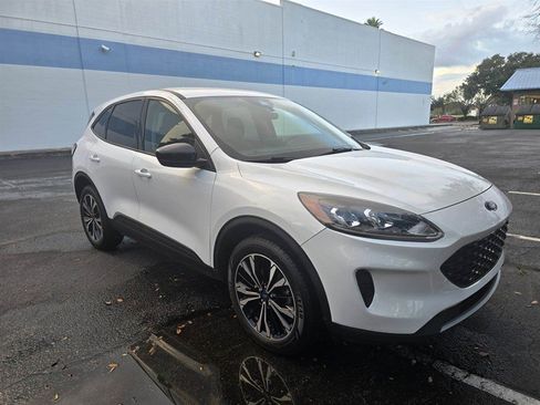 Used 2022 Ford Escape SE w/ SE Sport Appearance Package image 5