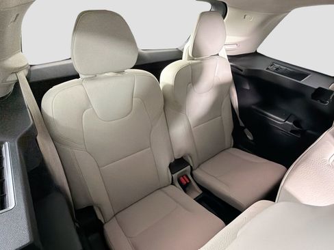 Used 2017 Volvo XC90 T6 Momentum w/ Vision Package image 27