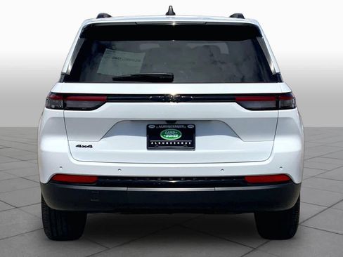 Used 2024 Jeep Grand Cherokee Altitude AWD/4WD image 5