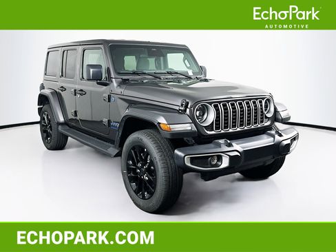 Used 2025 Jeep Wrangler Sahara image 1