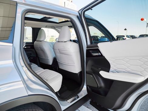 New 2026 Mitsubishi Outlander SEL image 12