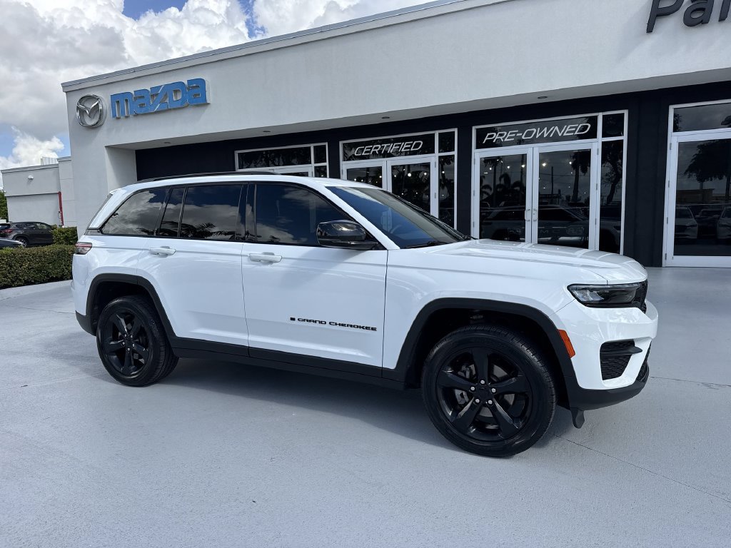 Used 2022 Jeep Grand Cherokee Altitude AWD/4WD image 6