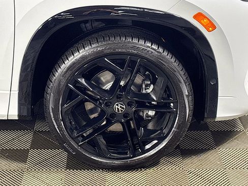 New 2025 Volkswagen Tiguan SE R-Line image 24