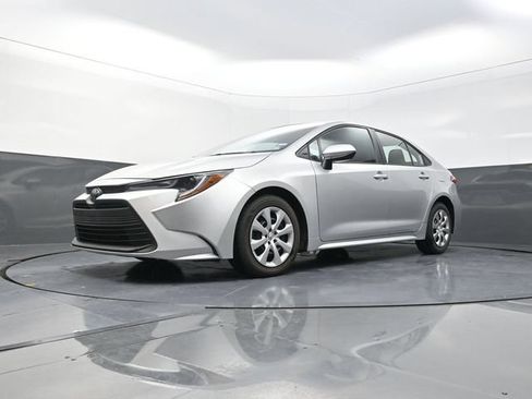 Used 2025 Toyota Corolla LE FWD image 33