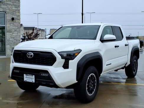 Used 2025 Toyota Tacoma TRD Off-Road AWD/4WD image 2