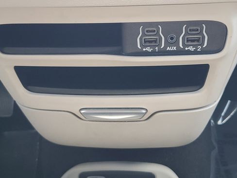 Used 2022 Chrysler Voyager LX image 28