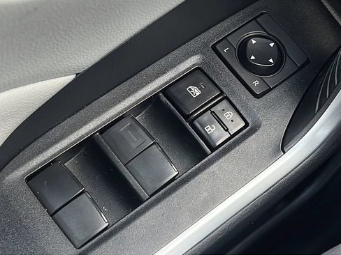 Used 2021 Toyota RAV4 XLE AWD/4WD image 18