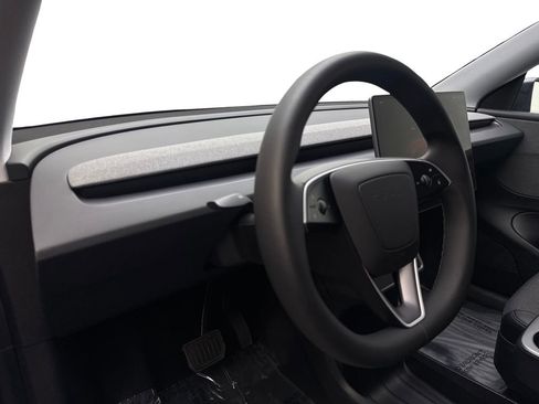 Used 2026 Tesla Model Y 2WD image 47