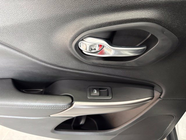 Used 2021 Jeep Cherokee Limited AWD/4WD image 39
