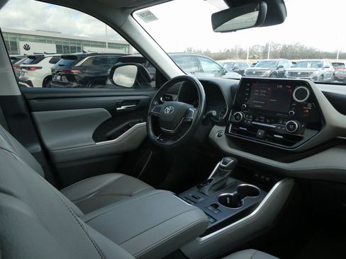 Used 2021 Toyota Highlander XLE AWD/4WD image 25