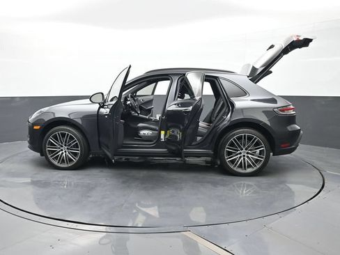 Certified 2025 Porsche Macan AWD/4WD image 28