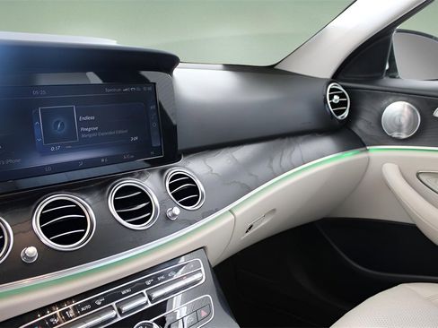 Used 2017 Mercedes-Benz E 300 4MATIC image 13
