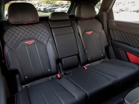 Certified 2025 Bentley Bentayga AWD/4WD image 35