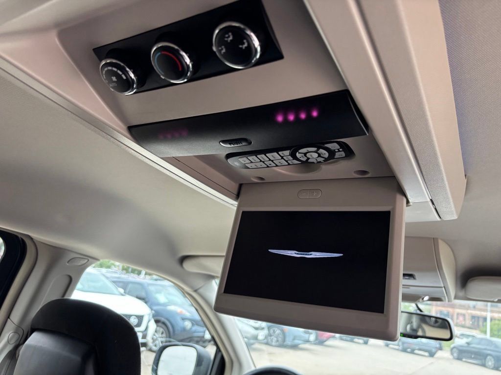 Used 2013 Chrysler Town & Country Touring FWD image 24