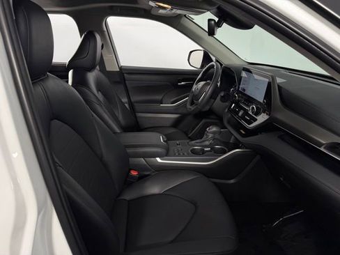 Used 2025 Toyota Highlander XLE FWD image 15